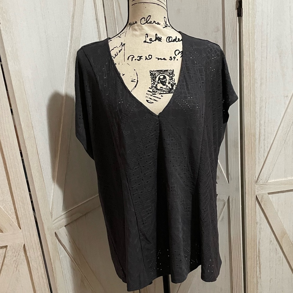 Torrid EUC grey eyelet top size 2X